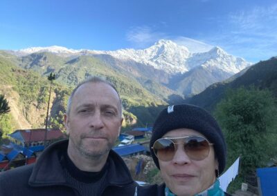 Elizabeth et son mari arpentent les chemins de trek du nepal