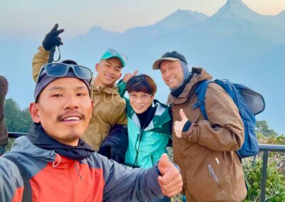 souvenir avec guide et porteur et les annapurnas en fond pour ce trek de 2023 au nepal
